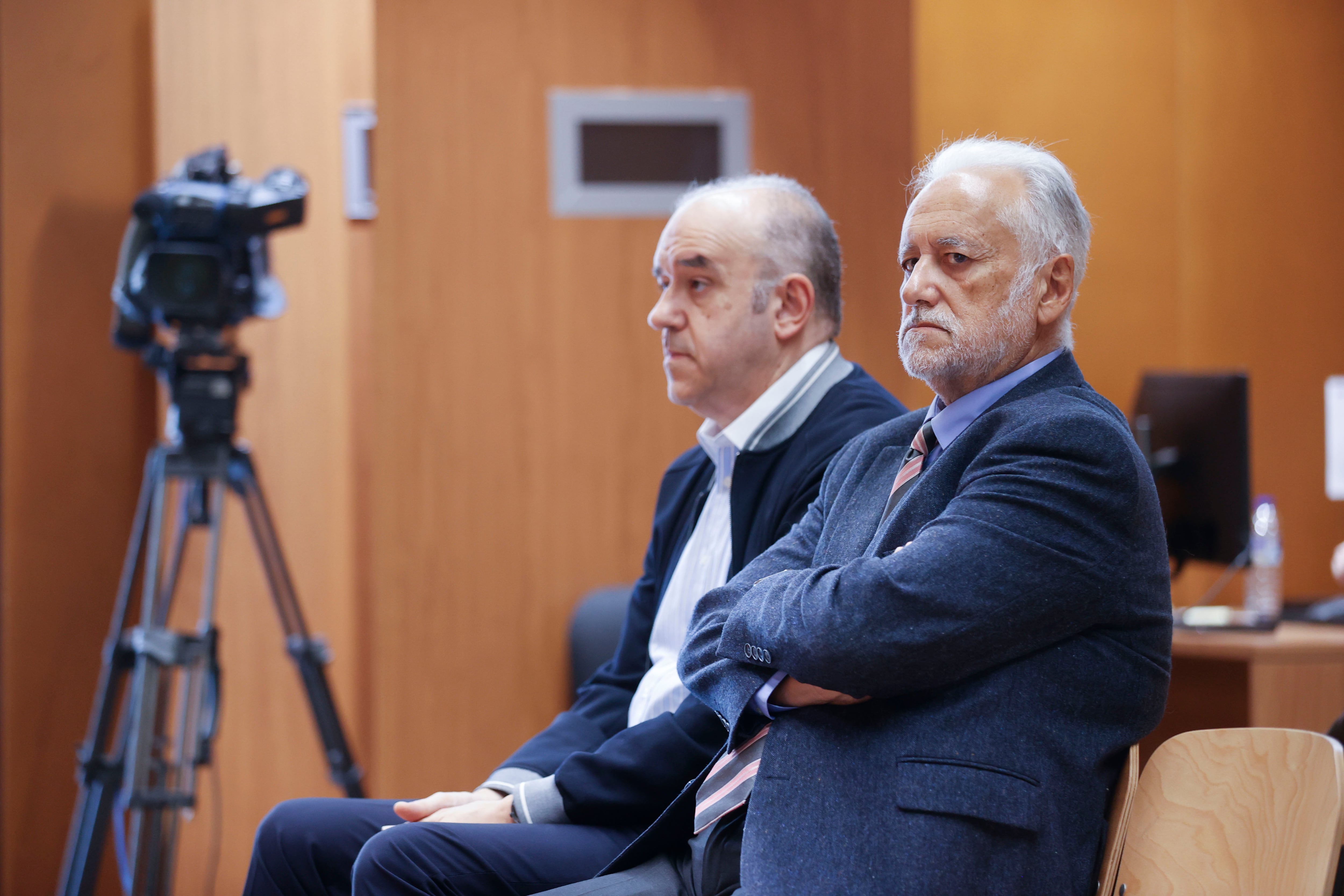 A CORUÑA (ESPAÑA), 22/04/2026.- Continúa en la Audiencia Provincial de A Coruña el juicio por estafa y apropiación indebida de una Primitiva millonaria, con un premio de 4,7 millones de euros, contra el lotero Manuel Reija (i), que aseguró haber encontrado el boleto e intentó cobrarlo, pero también contra su hermano Miguel (d), que entonces era delegado provincial de Loterías. EFE/ Cabalar