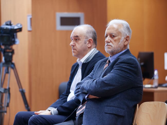 A CORUÑA (ESPAÑA), 22/04/2026.- Continúa en la Audiencia Provincial de A Coruña el juicio por estafa y apropiación indebida de una Primitiva millonaria, con un premio de 4,7 millones de euros, contra el lotero Manuel Reija (i), que aseguró haber encontrado el boleto e intentó cobrarlo, pero también contra su hermano Miguel (d), que entonces era delegado provincial de Loterías. EFE/ Cabalar