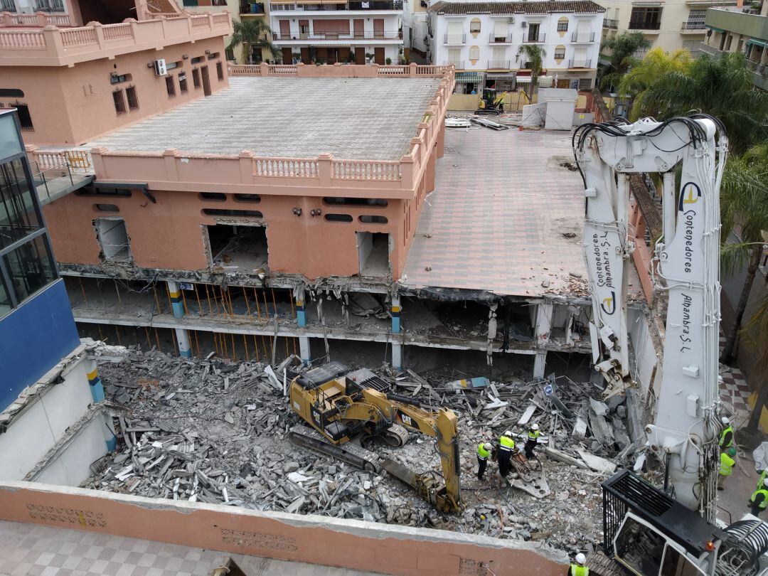 Varias máquinas proceden al derribo del mercado municipal de abastos de Almuñécar