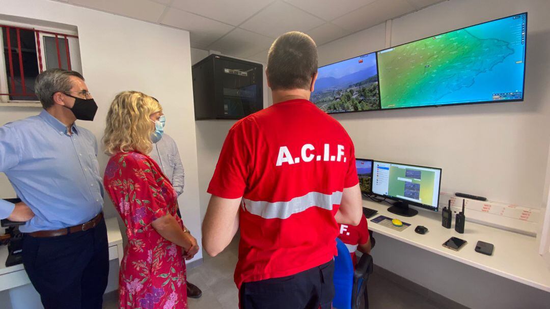 La consellera Gabriel Bravo junto a José María Ángel, Toni Francés y Jordi Gutiérrez, durante la visita a ACIF Alcoi