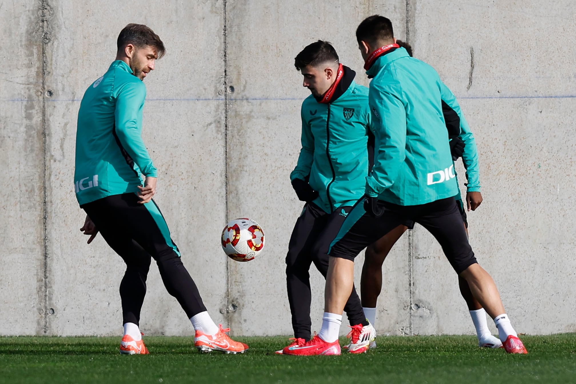 Yeray (i) golpea un balón durante el entrenamiento con el que el Athletic de Bilbao ha comenzado este lunes a preparar el partido de octavos de final de la Copa del Rey