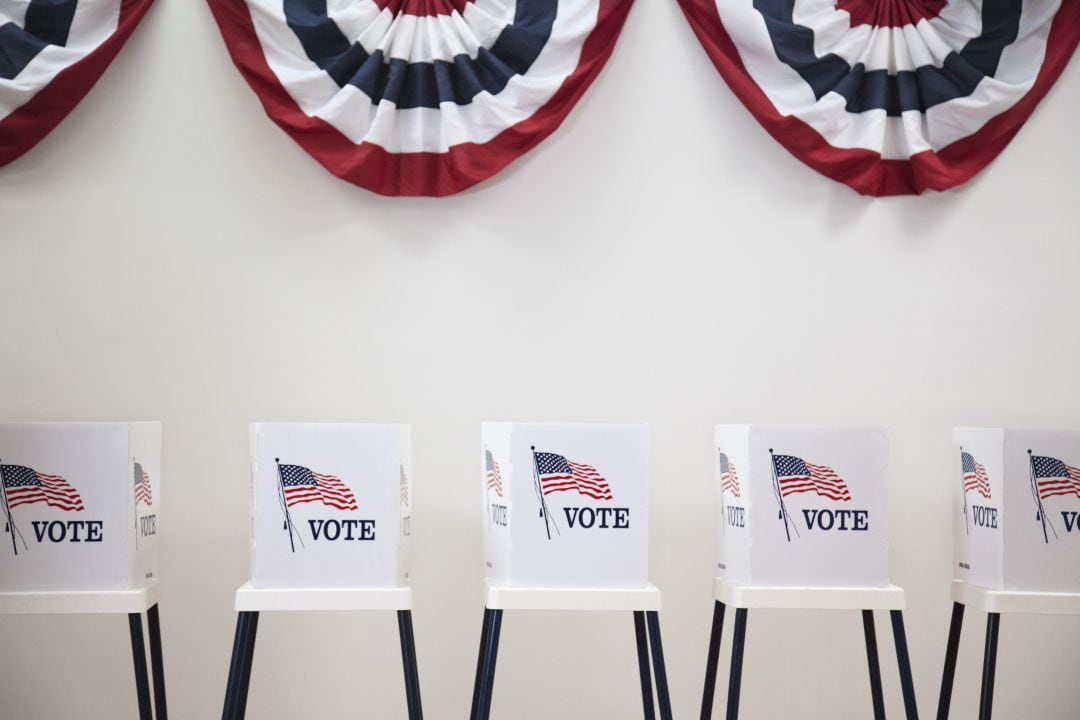 Urnas de votación en un colegio electoral de Estados Unidos