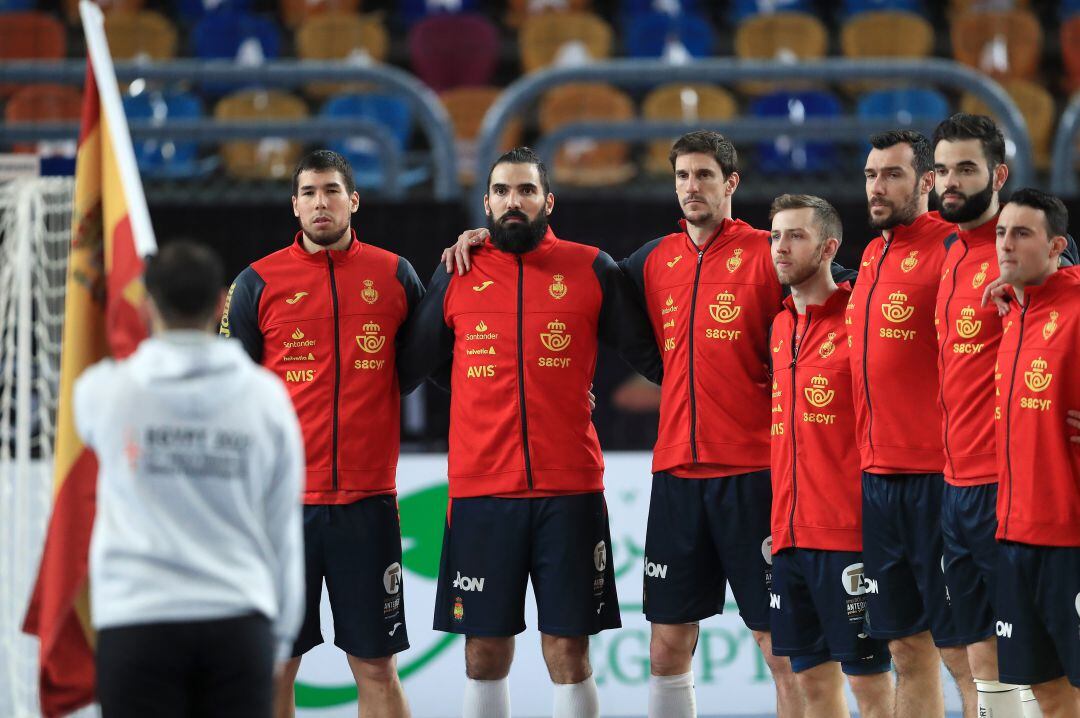 La selección española de balonmano escucha el himno antes de un partido