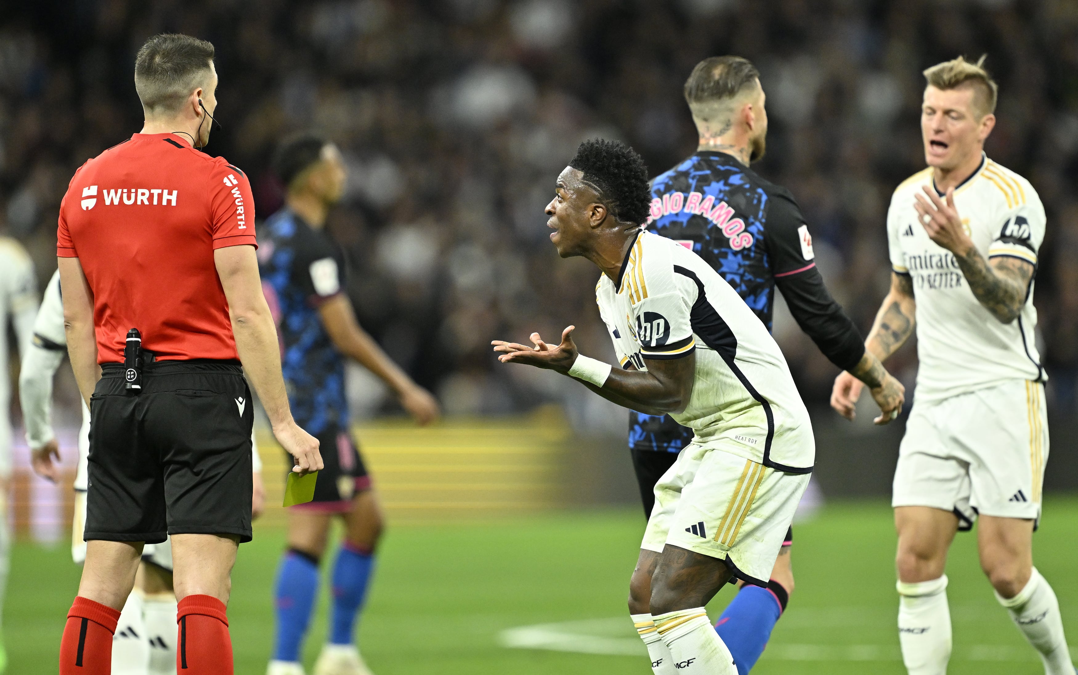 Vinicius Junior protesta al colegiado Diaz de Mera Escuderos durante el partido que enfrentó al Real Madrid y al Sevilla