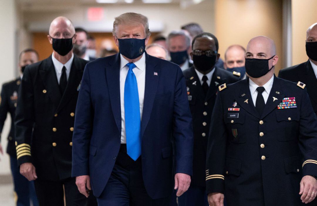 El presidente de los Estados Unidos, Donald J. Trump, con mascarilla a su llegada para visitar a militares heridos y a trabajadores de atención médica de coronavirus de primera línea en el Centro Médico Nacional Militar Walter Reed en Bethesda, Maryland.