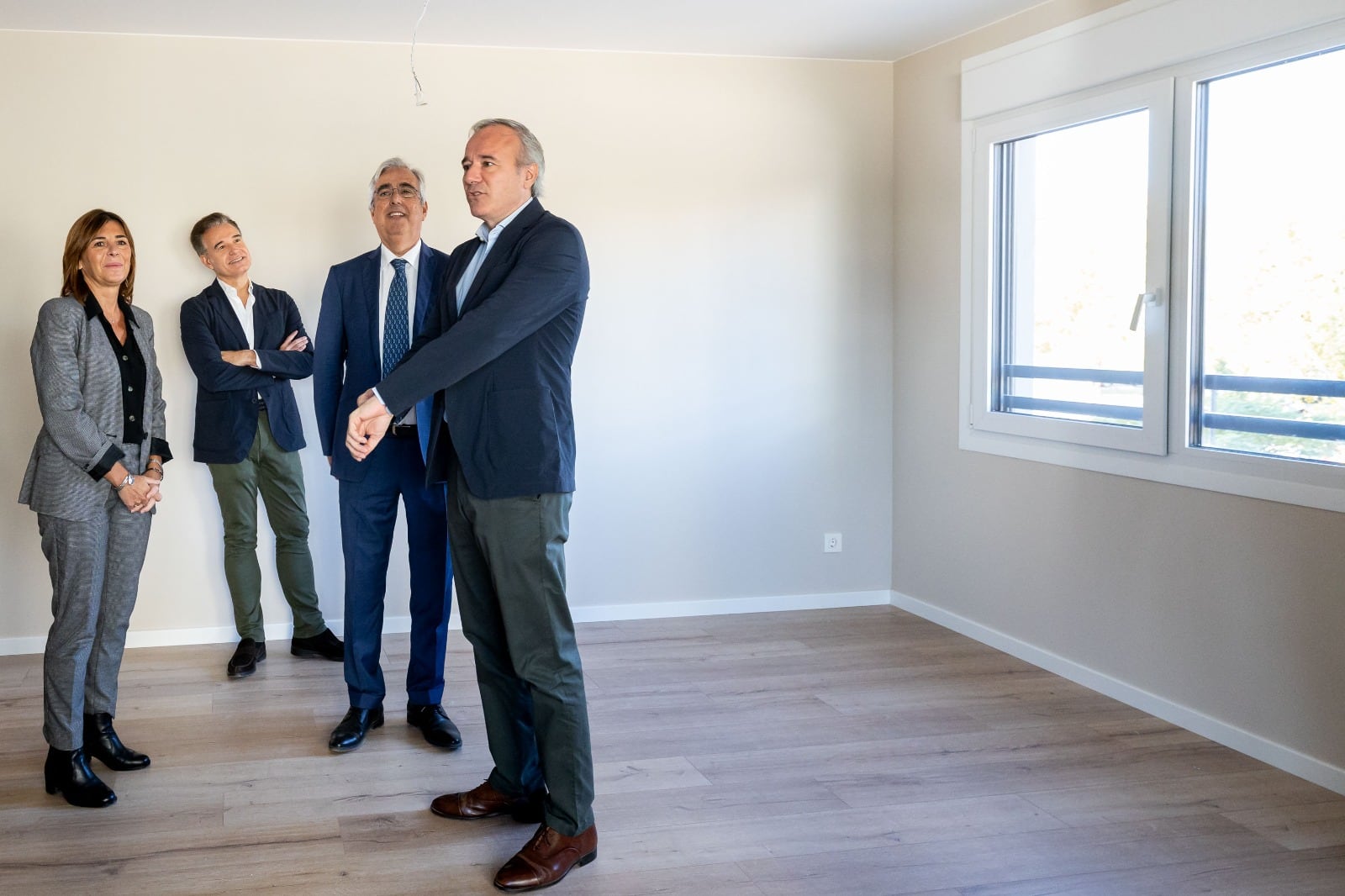 El alcalde de Zaragoza, Jorge Azcon, visita una de las viviendas de alquiler social en el Barrio de la Jota