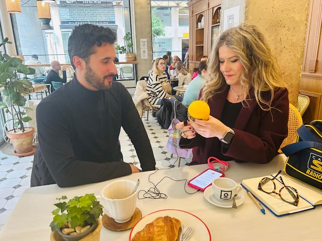 Luis Alfonso Morales Mateo de Al Futuro Arquitectura y Ana Gil, periodista de la Cadena SER en Huelva