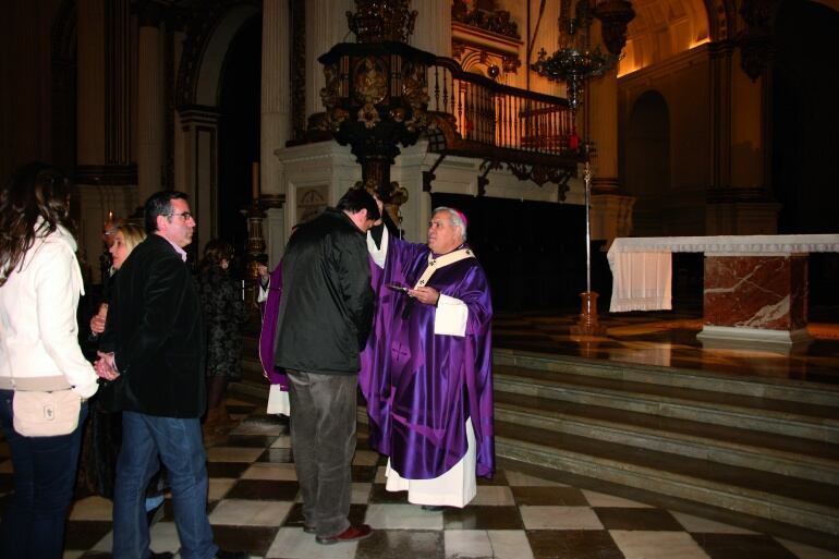 El arzobispo de Granada, Francisco Javier Martínez, imponiendo la ceniza a los fieles en la Catedral