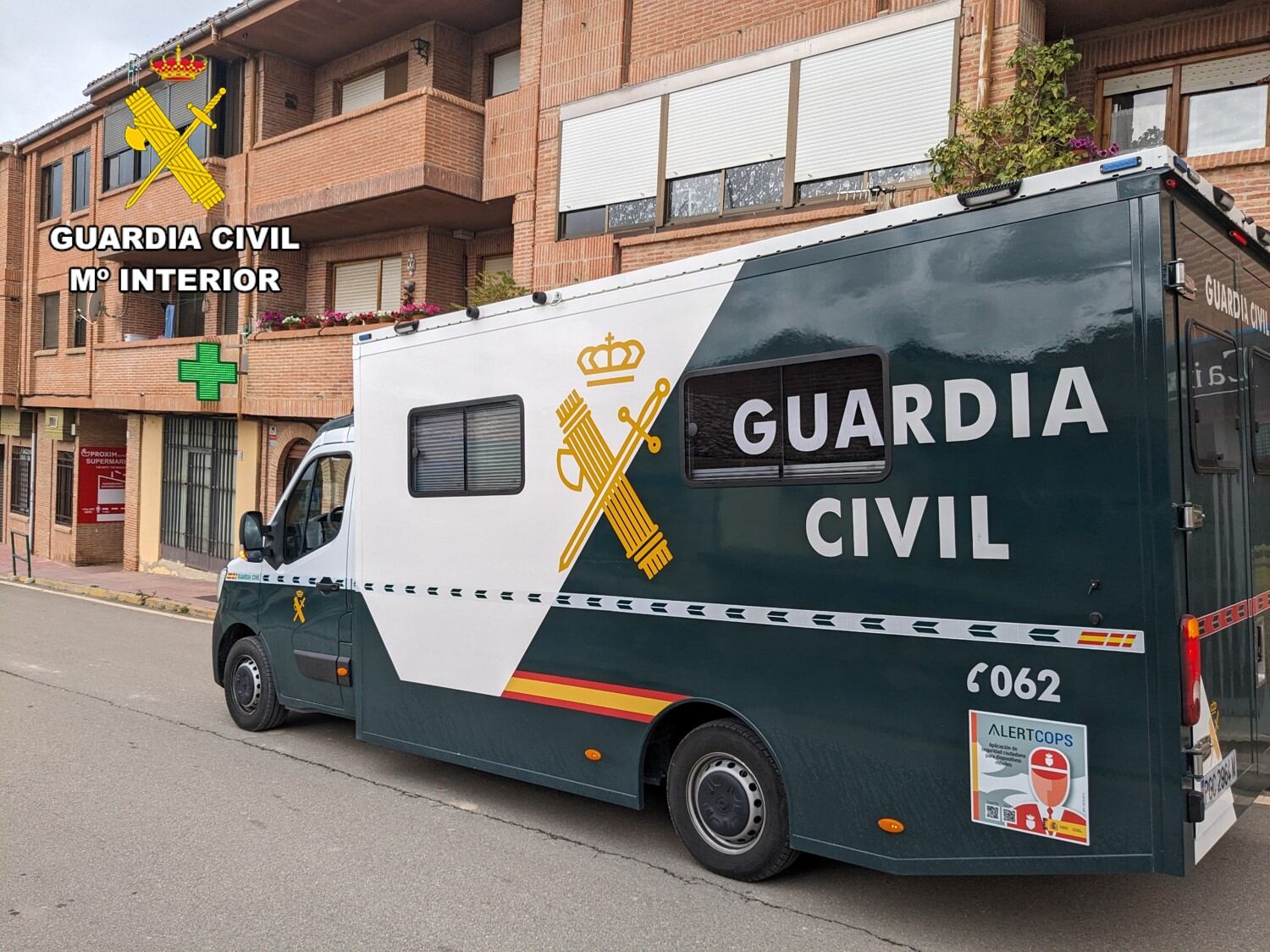 Los agentes de la ‘Oficina Móvil Atención al Peregrino’ (OMAP) gestionaron una farmacia de guardia cercana y le acompañaron