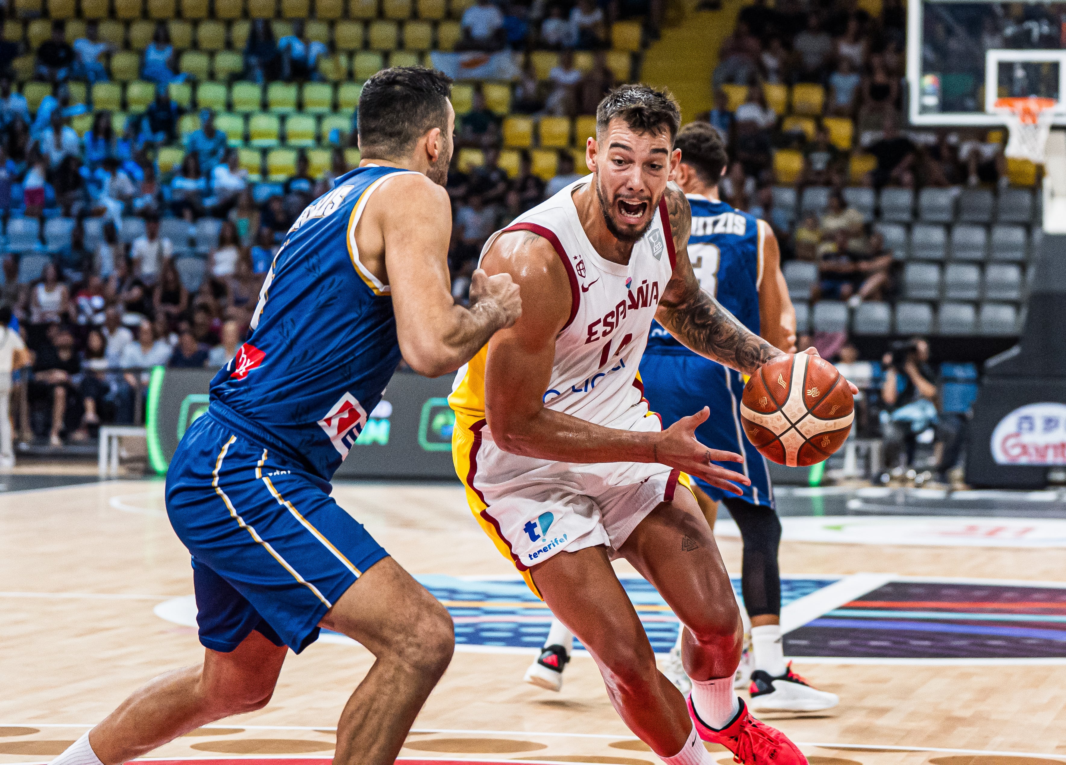 Willy Hernangomez pelea la posesión en el España - Chipre