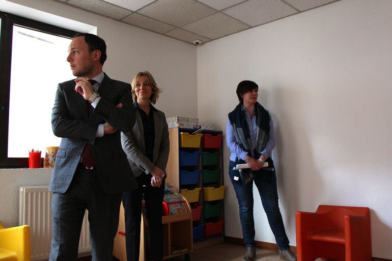 El titular d'Afers Socials, Xavier Espot, visitant les instal·lacions juntament amb la secretària d'Estat d'Afers Socials i Ocupació, Ester Fenoll, i la coordinadora del Servei de Trobada Familiar, Cinta Tomàs.