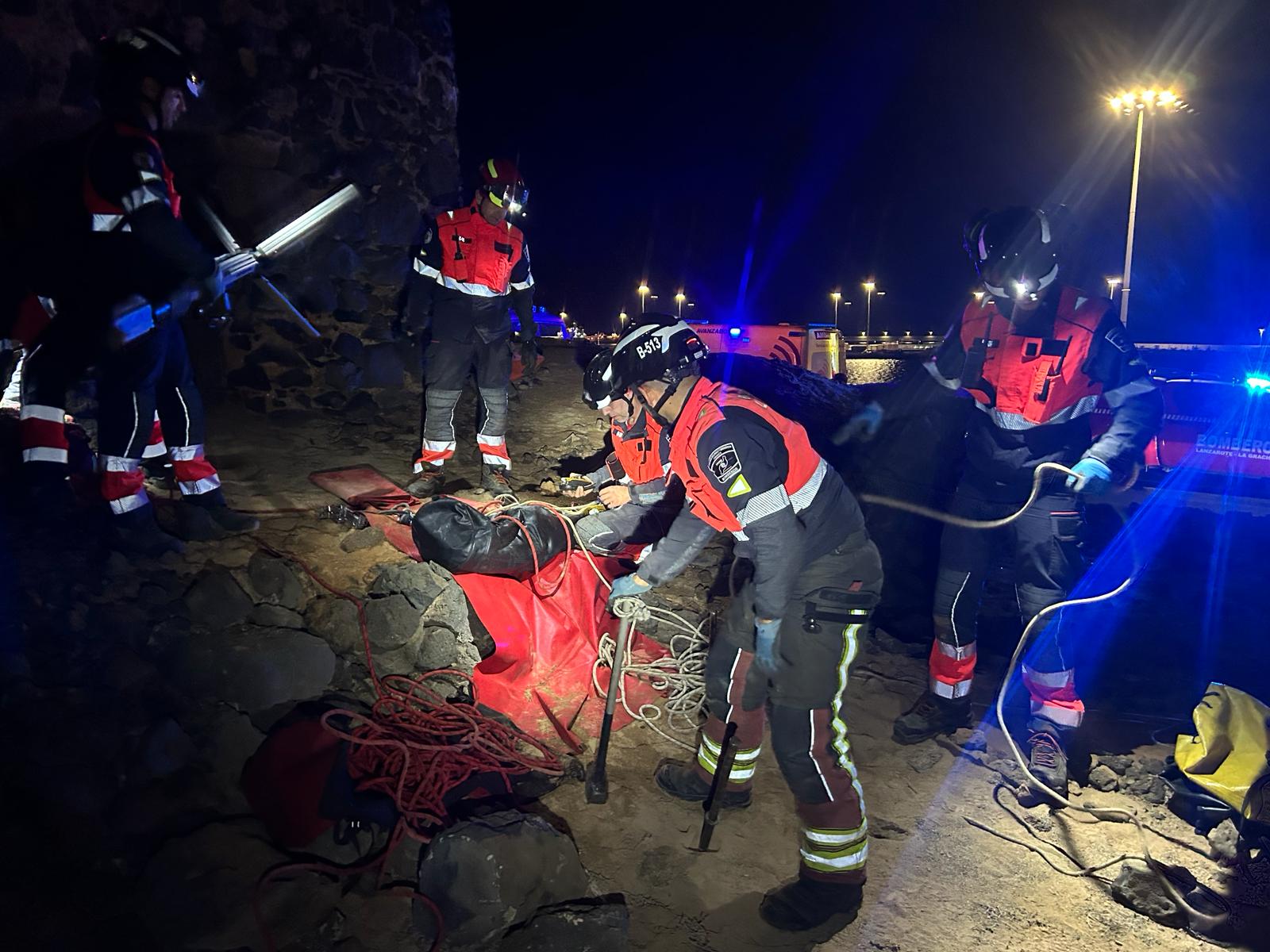 Los servicios de Emergencias rescatando a dos jóvenes de un pozo de 8 metros en la capital de Lanzarote.