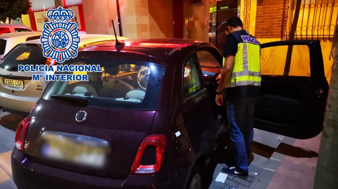 Imagen del momento en el que los agentes de policía inspeccionan el vehículo