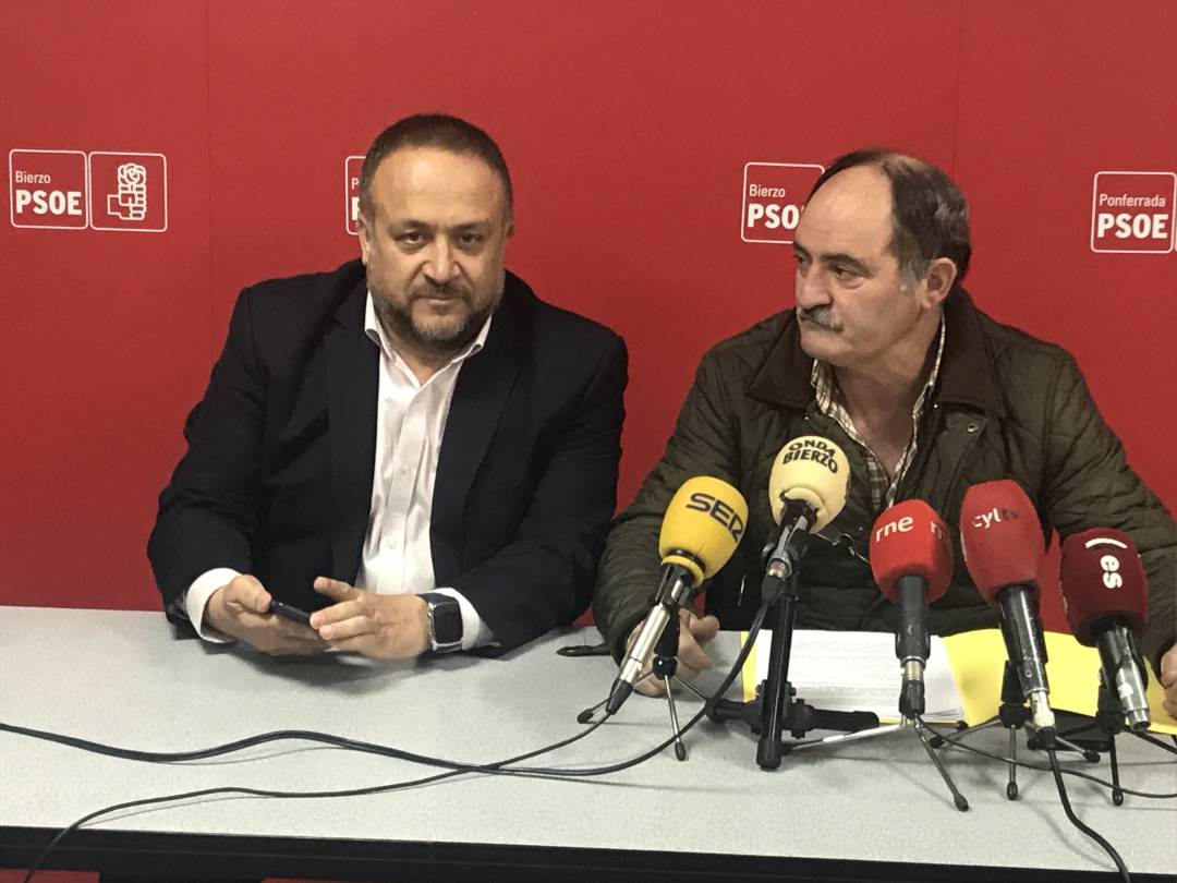 El alcalde junto al secretario comarcal del PSOE en la rueda de prensa