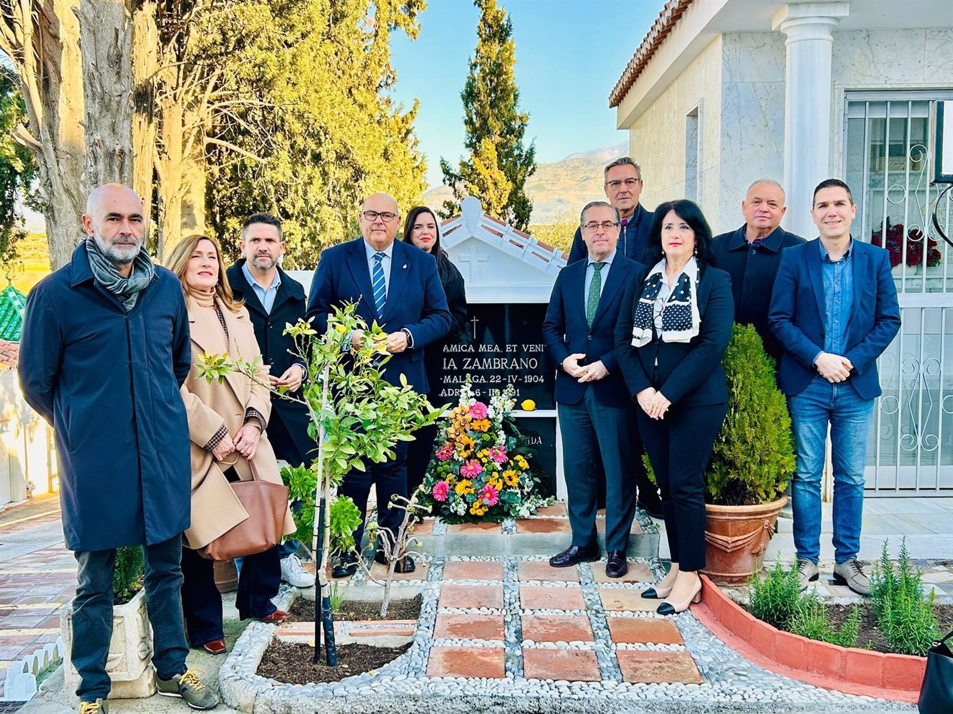 Ofrenda floral con motivo del 34 aniversario del fallecimiento de la pensadora de Vélez-Málaga María Zambrano