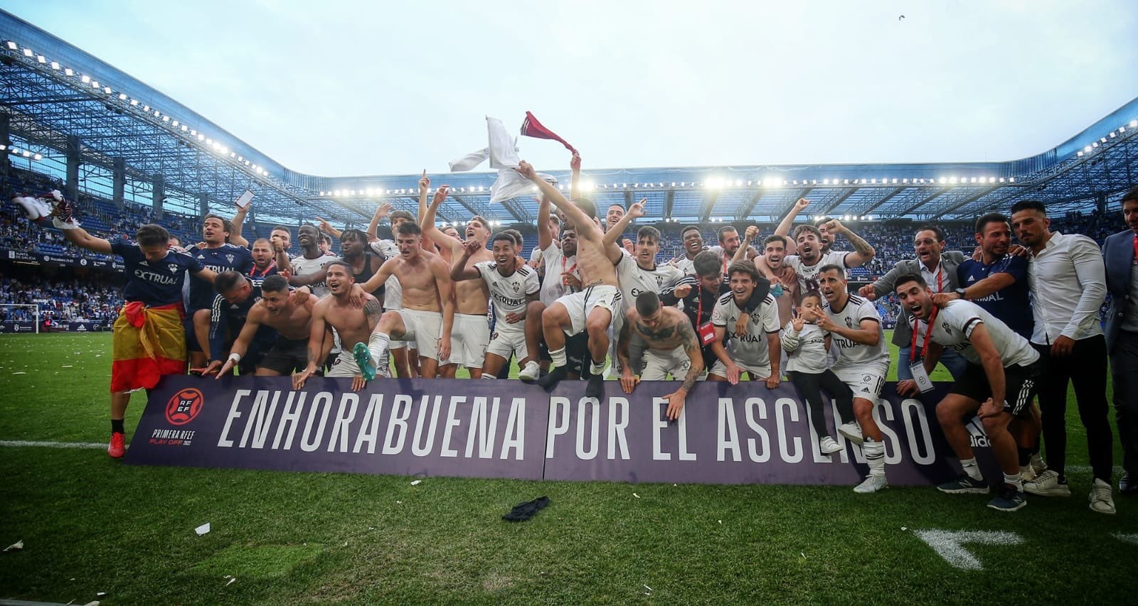 Los jugadores del Albacete celebran el ascenso en Riazor