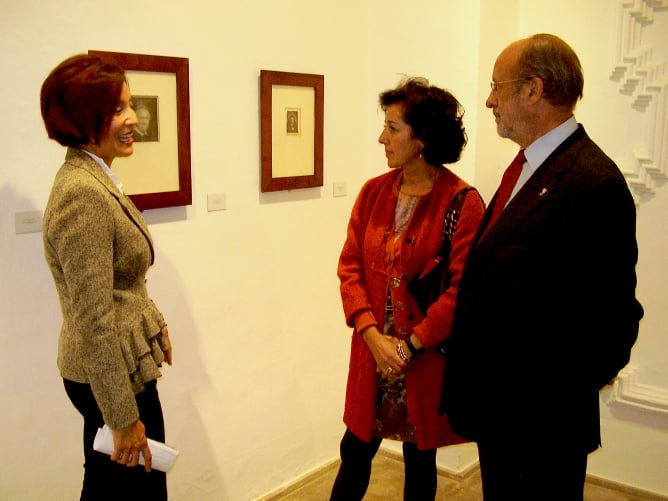 La comisaria de la exposición de Rembrandt, Rosa Perales, explica algunos de los grabados a Mercedes Cantalapiedra y Javier León