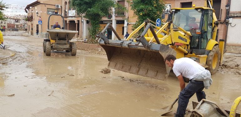 Labores de limpieza en Cebolla tras la riada