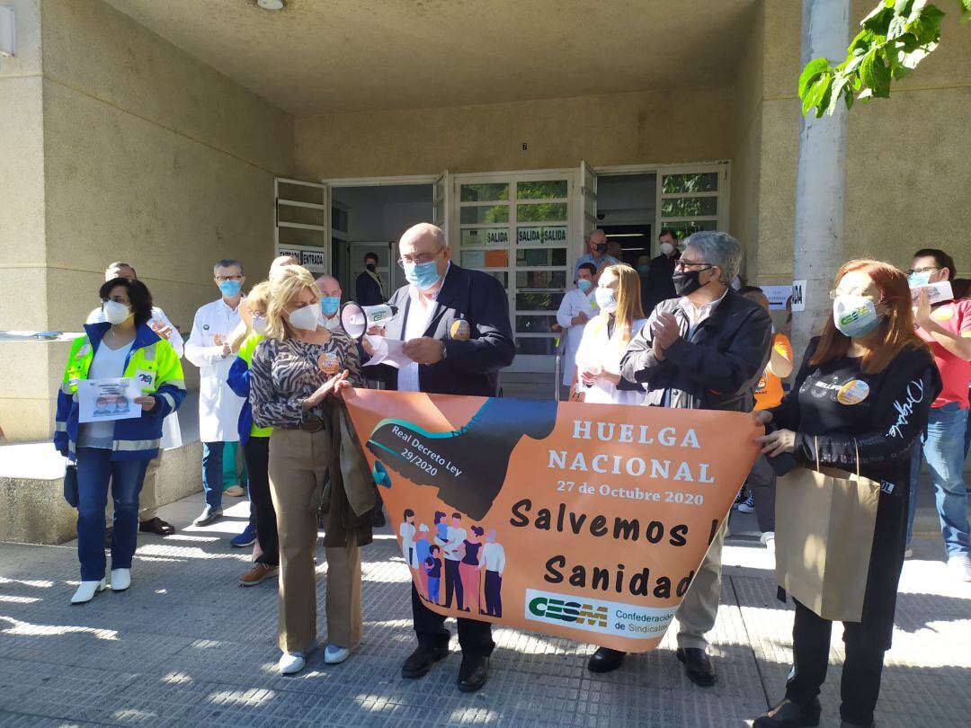 Ángel victoria López, pte de CESM Región de Murcia lee el manifiesto de la huelga en la concentración realizada en el centro de Salud de San Andrés (Murcia)