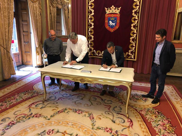 Firma del convenio entre Asirón, alcalde de Pamplona, y Laparra, vicepresidente