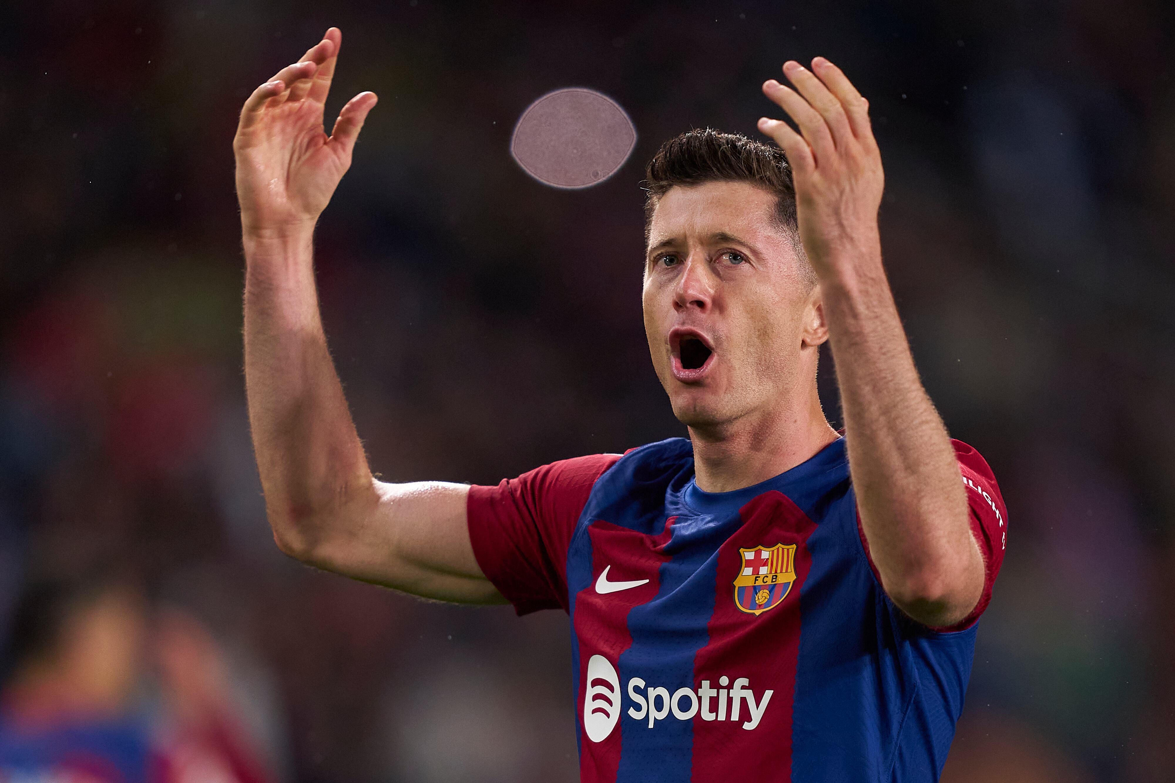 Robert Lewandowski celebra un gol en Montjuic