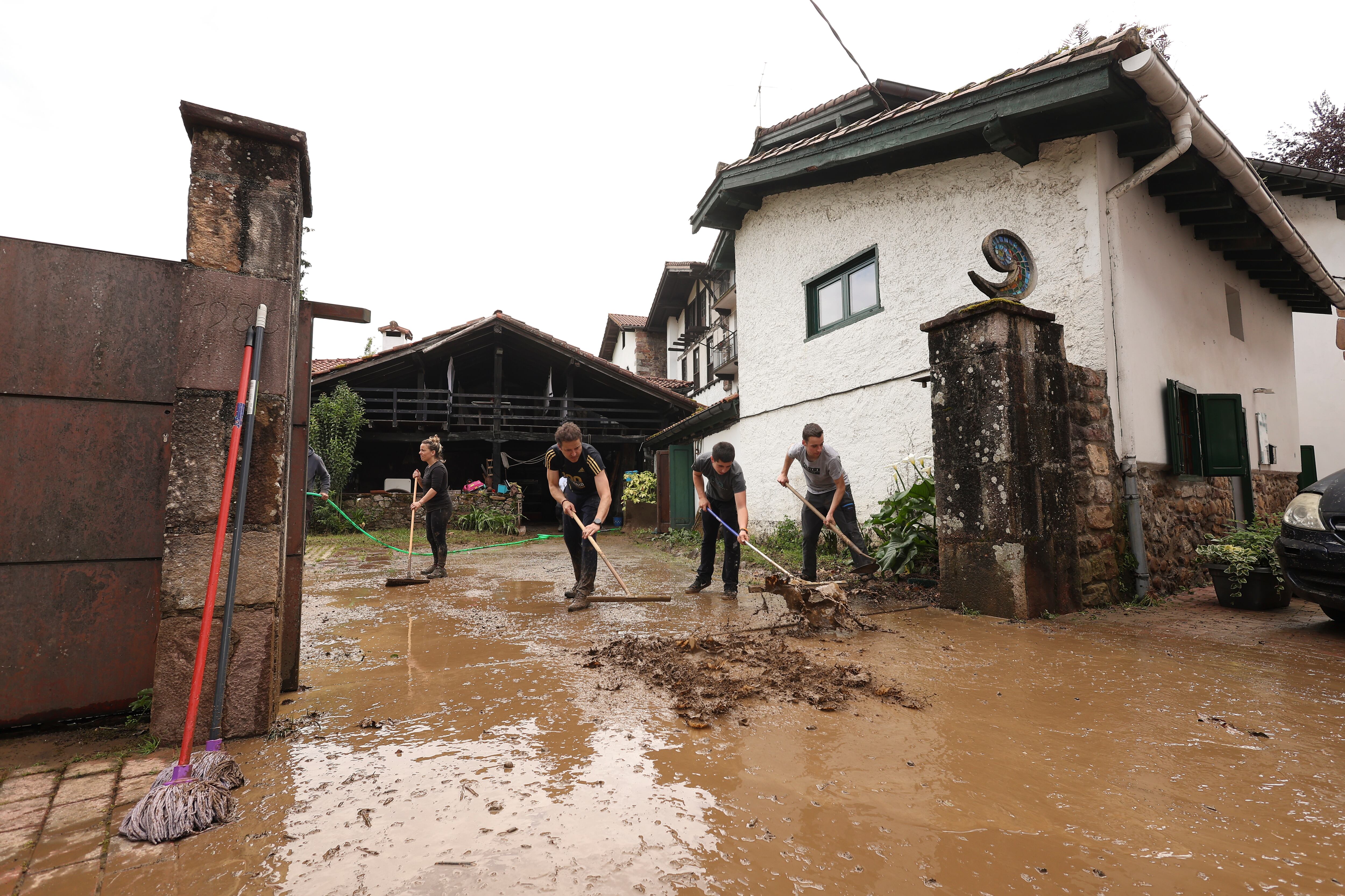 Los vecinos de Bera (Navarra) se afanan en limpiar sus locales, domicilios y calles tras el desbordamiento del río Zia