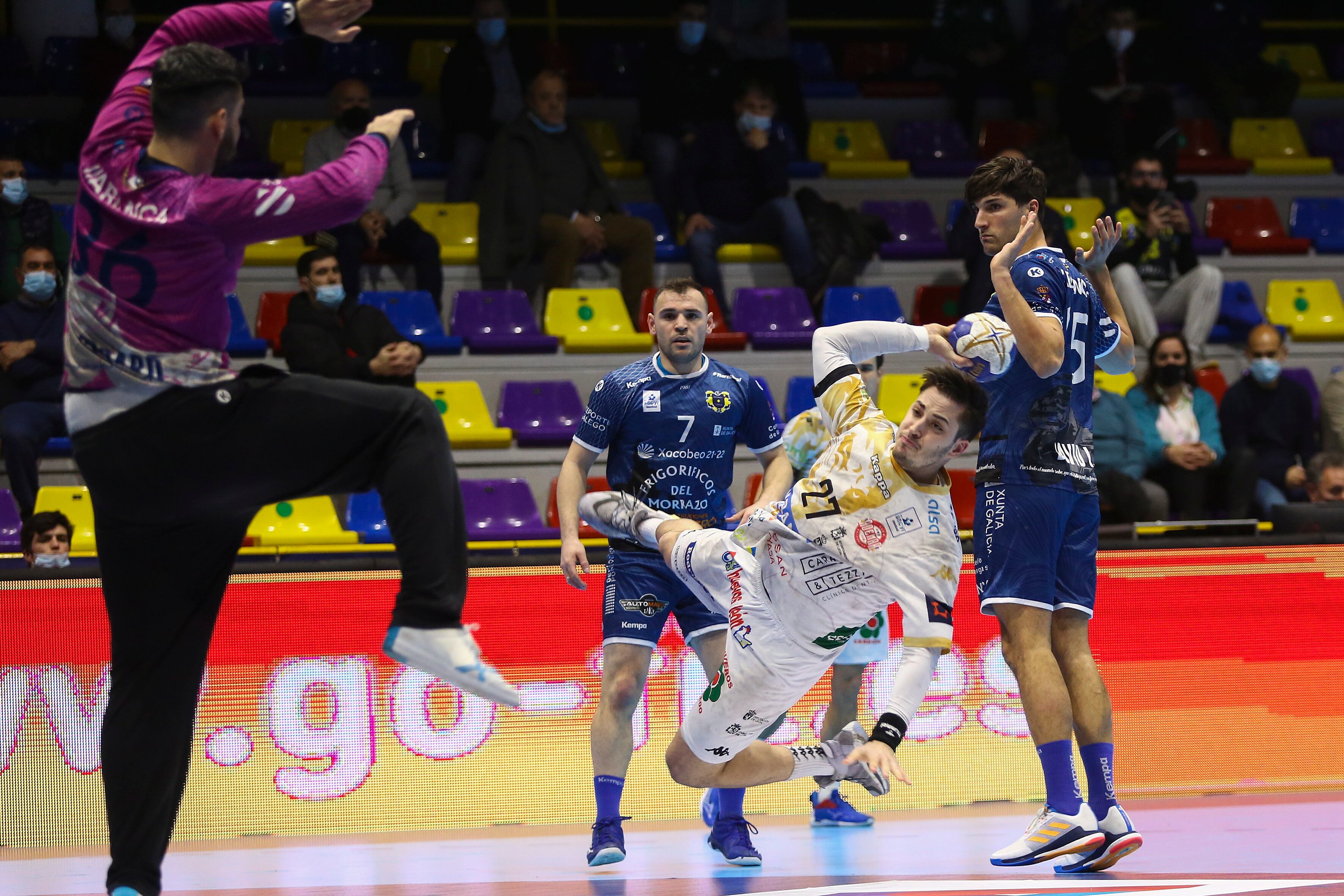 ANTEQUERA (MÁLAGA), 25/03/2022.- El pivote del Ademar León Nikolaos Liapis lanza a portería en el segundo partido de cuartos de final de la Copa del Rey de Balonmano que se disputa hoy viernes entre el Frigoríficos Morrazo Cangas y el Abanca Ademar León, en el Pabellón Fernando Argüelles de Antequera (Málaga). EFE/Álvaro Cabrera
