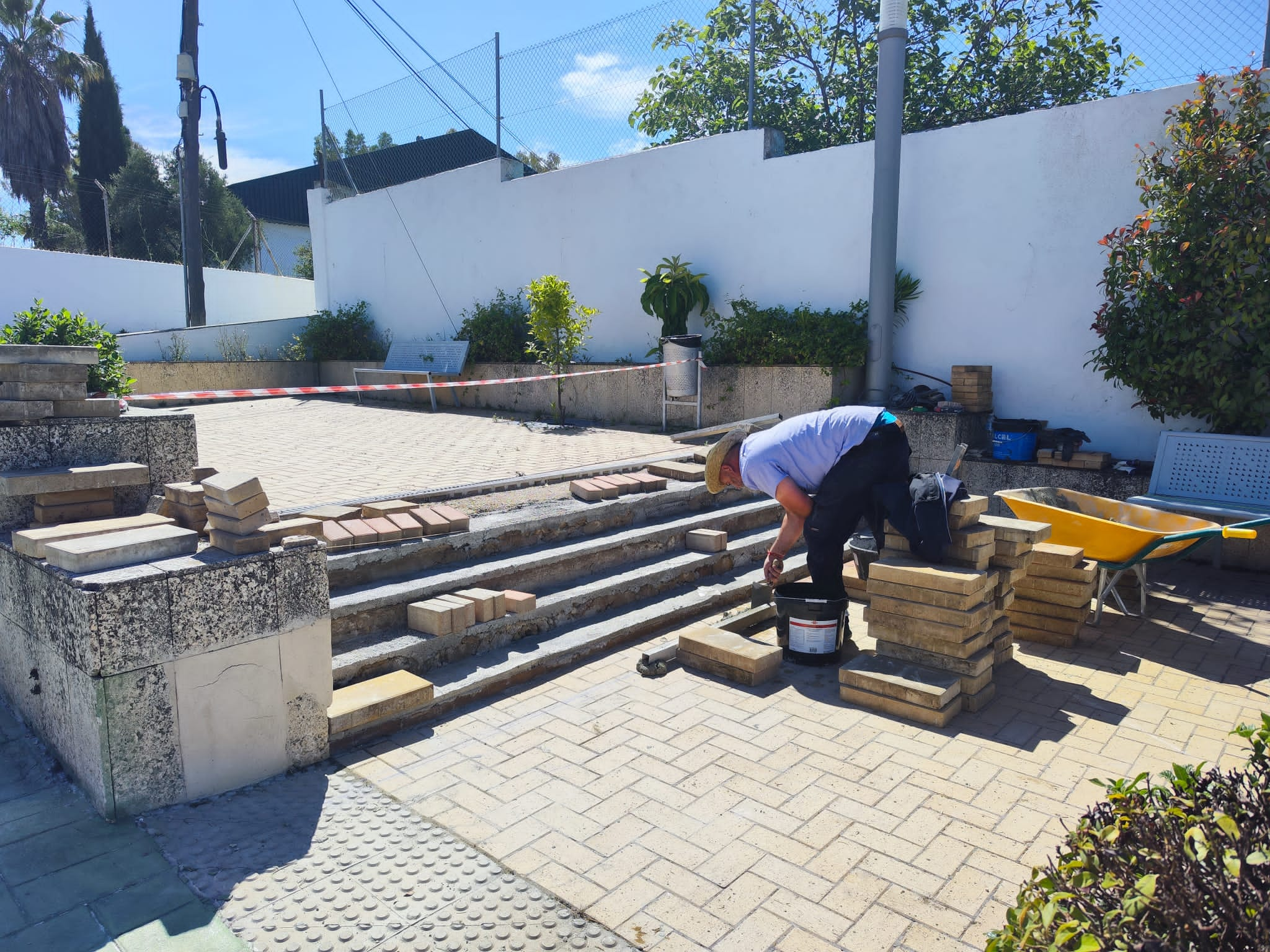 Un trabajador interviene un acerado en la barriada de El Fuerte