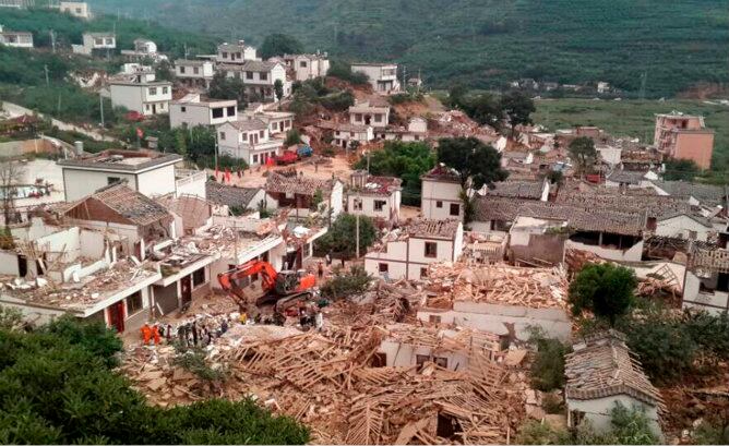 Vista general de los daños después de que un terremoto haya sacudido el distrito de Ludian