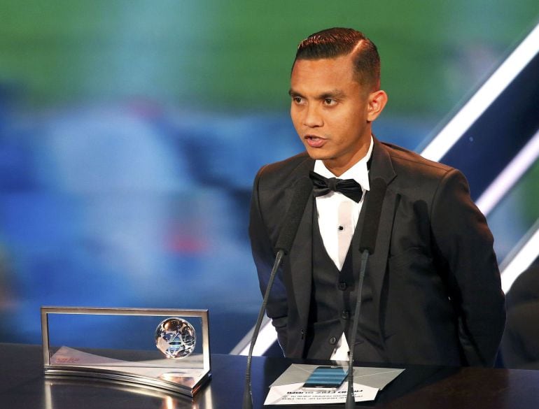 Mohd Faiz Subri recibe el premio como autor al mejor gol de 2016