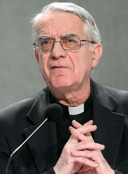 El portavoz vaticano, Federico Lombardi, da una rueda de prensa tras el anuncio de renuncia hecho por el papa Benedicto XVI