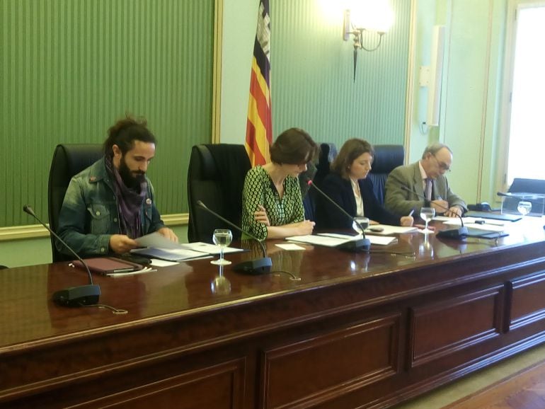 Comisión de turismo en el Parlament. Salvador Aguilera (a la izquierda), de Podemos sustituye a Aitor Morrás.