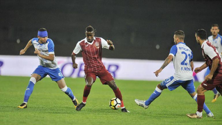 Ibrahima durante una jugada con CFR Cluj.