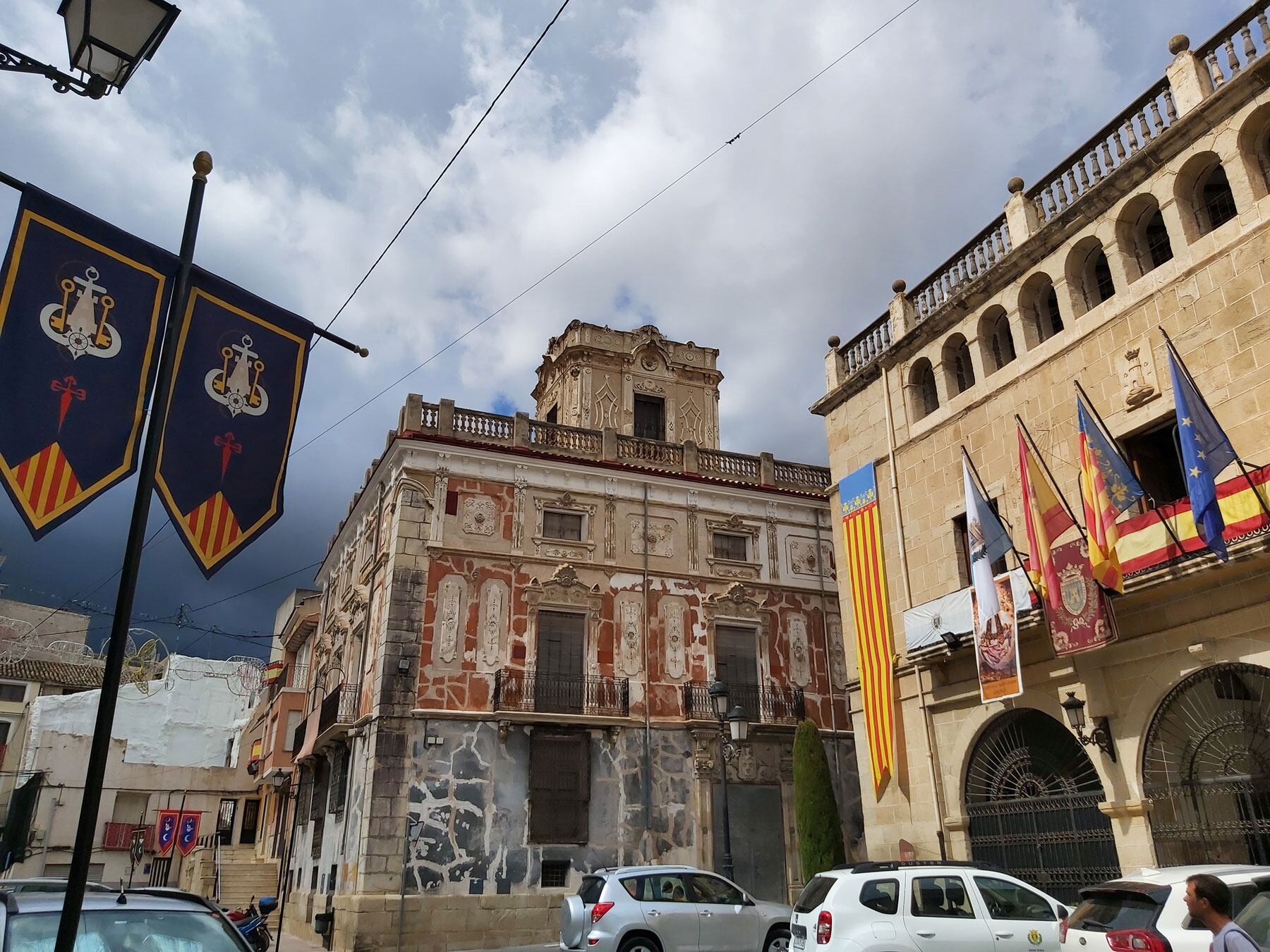 Els carrers de la localitat ja estan engalanats i preparats per a ser el marc perfecte per a les celebracions de Moros i Cristians