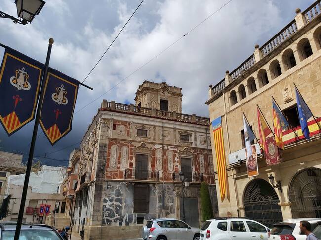 Els carrers de la localitat ja estan engalanats i preparats per a ser el marc perfecte per a les celebracions de Moros i Cristians