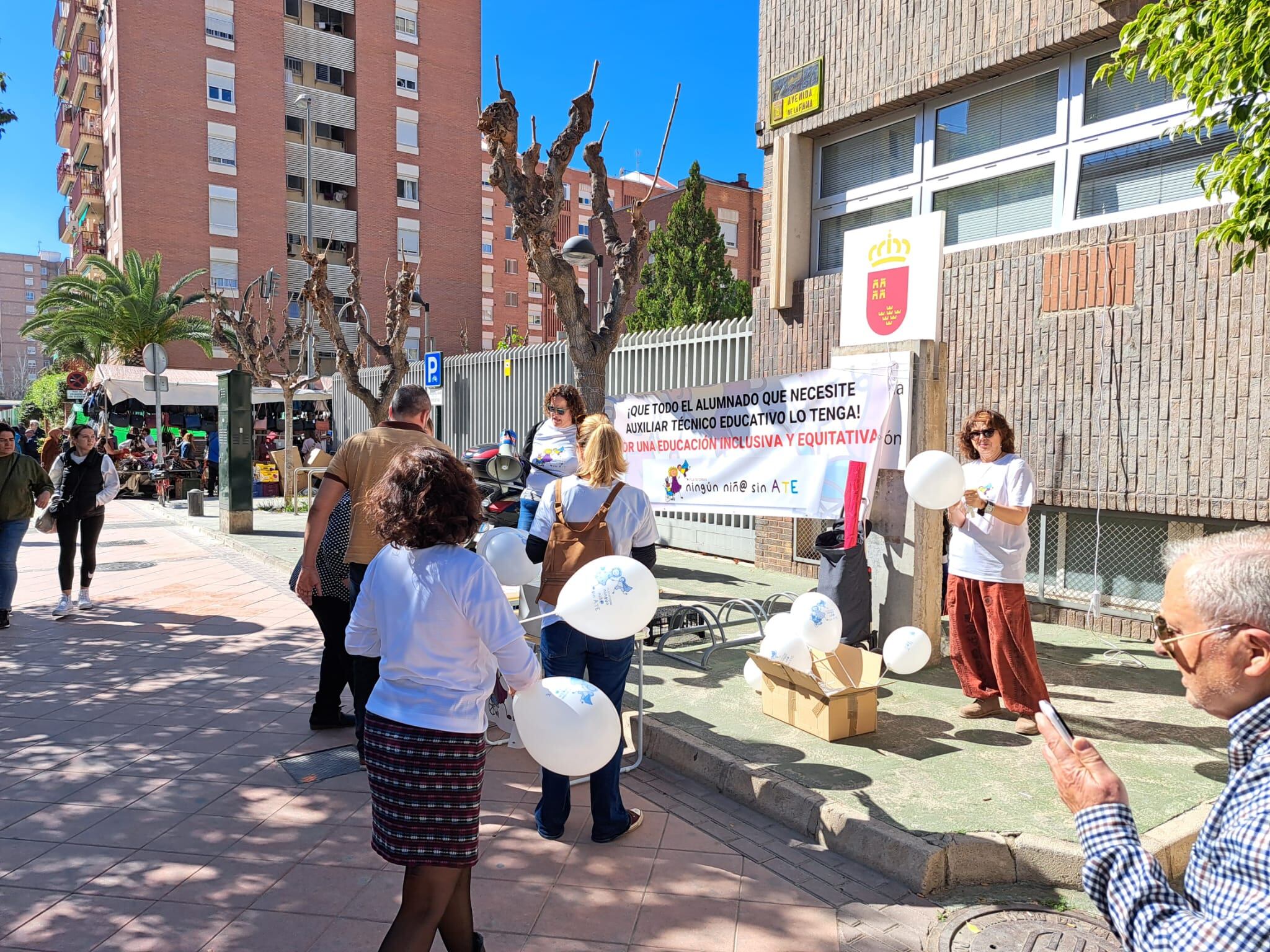 Recogida de firmas de la Plataforma Ningún niños sin ATE frente a la consejería de Educación