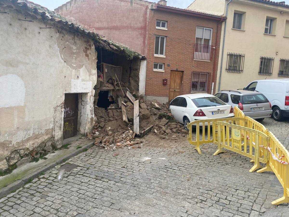 Se derrumba un edificio apuntalado en el Barrio de las Vacas