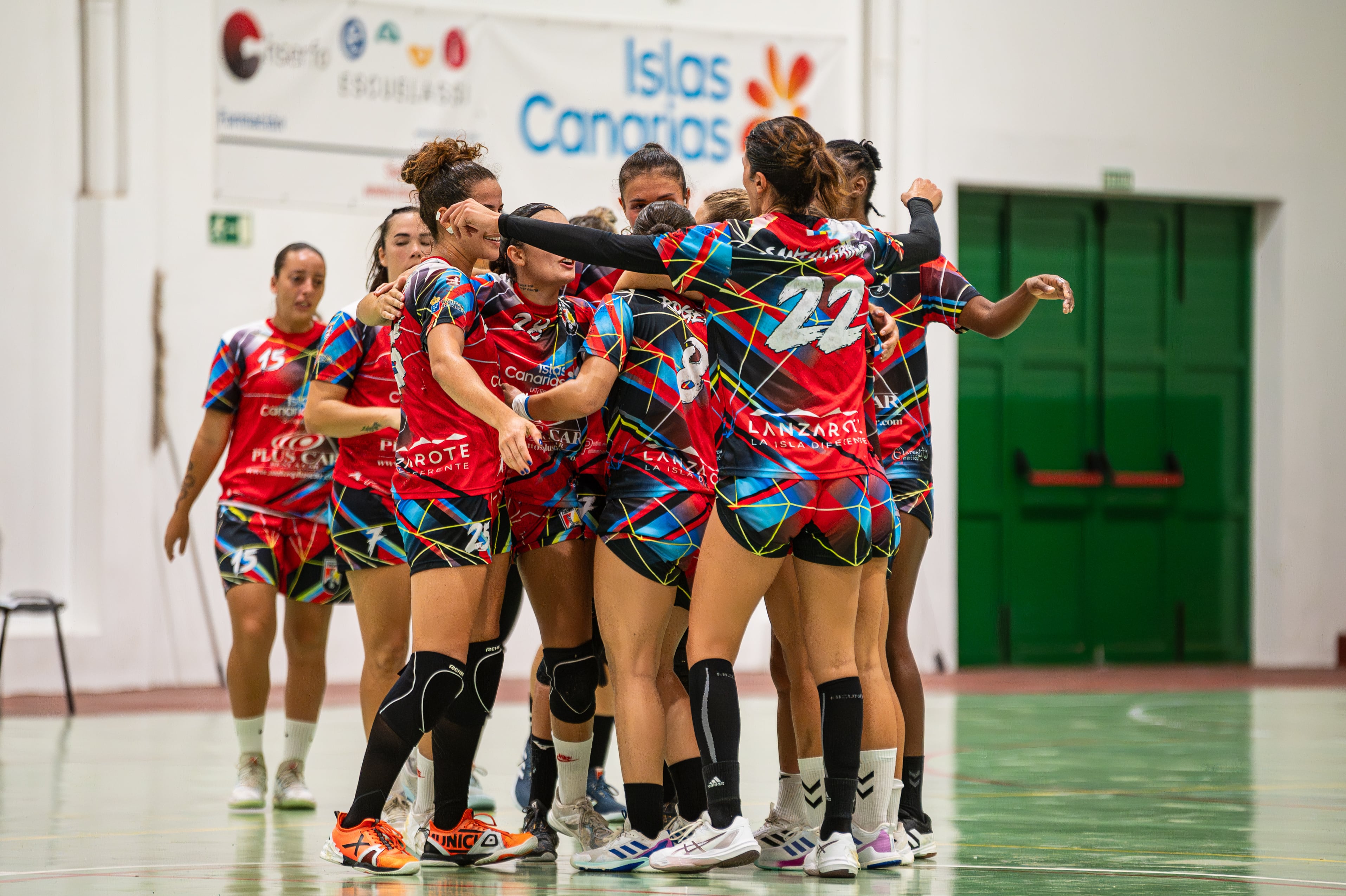 Jugadoras del Zonzamas Plus Car Lanzarote celebrando la victoria.