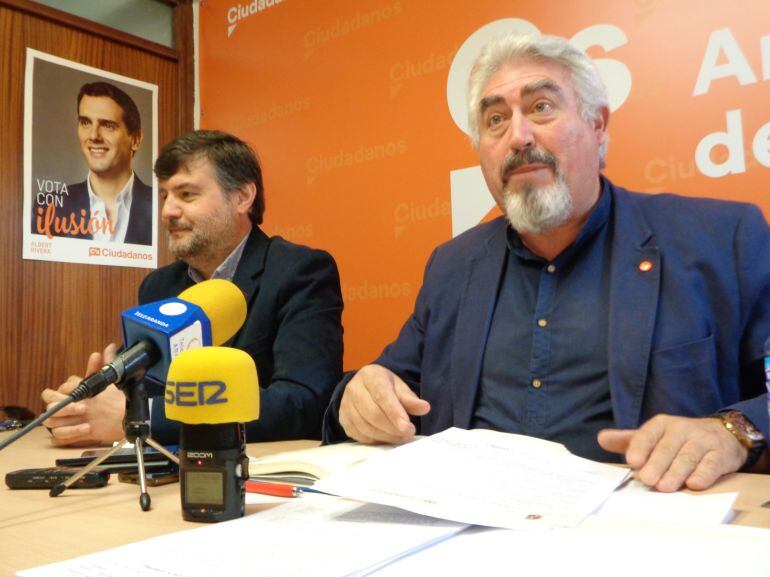 José Ignacio Delgado, procurador regional (en primer plano), con Francisco Martín Hontoria, portavoz municipal de C&#039;s en Aranda