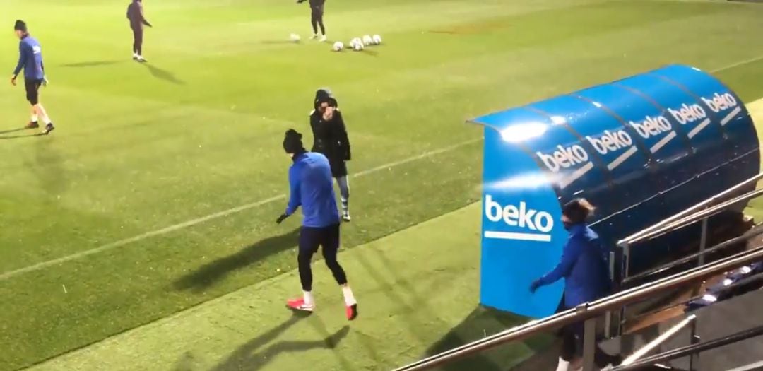 Gerard Piqué, a la entrada del campo del entrenamiento