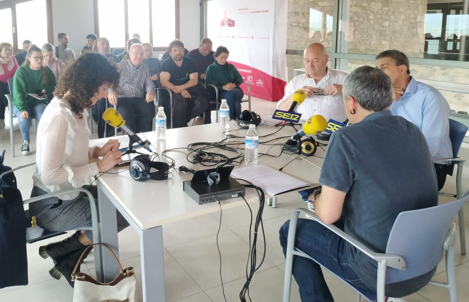 Un grupo de vecinos ha seguido en directo el debate