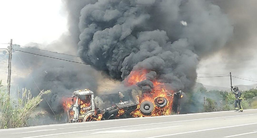 El camión ardió en plena carretera