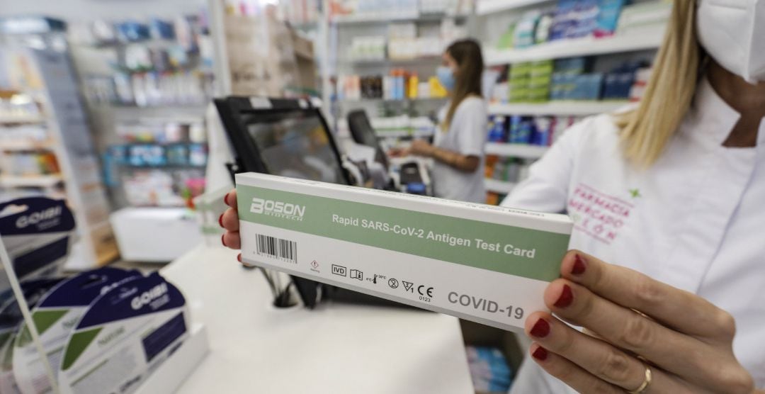 Una caja con test de antígenos contra la COVID-19 en una farmacia