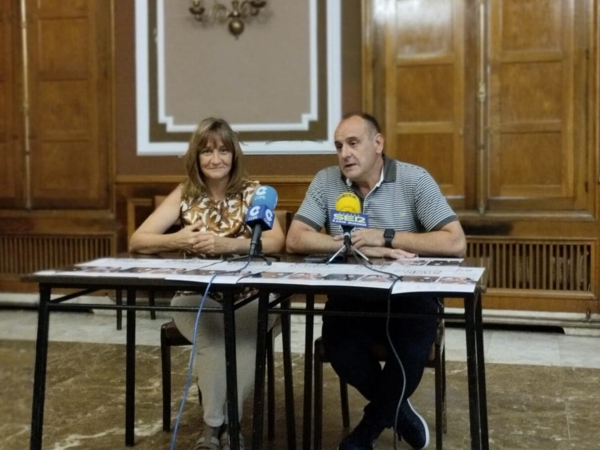Conchi da Silva, organizadora del festival, y Aquilino Domínguez, alcalde de Parada de de Sil en la presentación del programa del festival