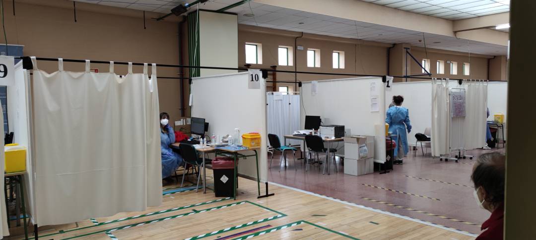 La Junta pondrá la segunda dosis a los nacidos entre 1942 y 1947 a partir del jueves en el 'Pedro Delgado'