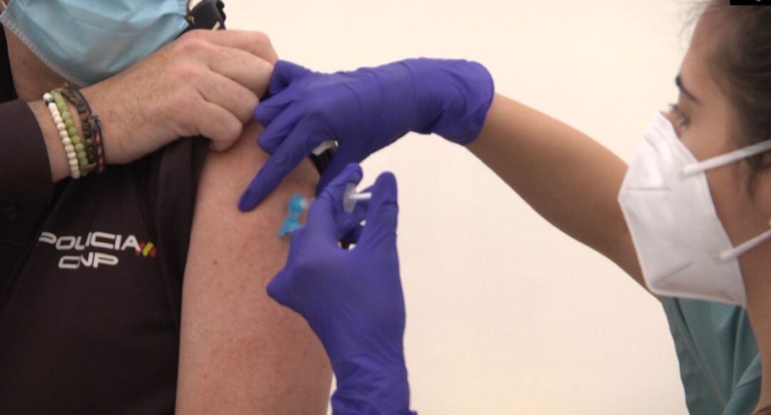 Policía Nacional vacunado en el hospital de campaña de Alicante