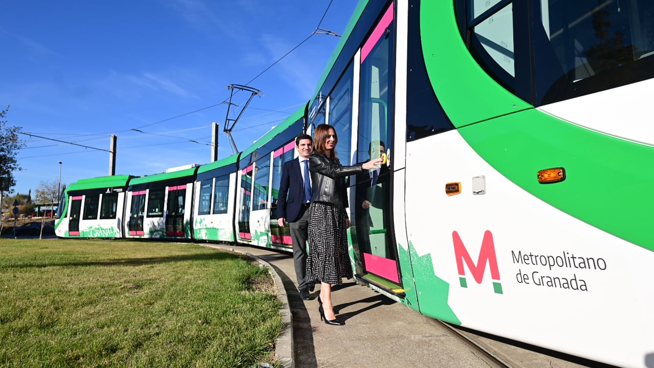 La consejera de Fomento, Rocío Díaz, recibe los primeros tres trenes del pedido de ocho para el metro de Granada