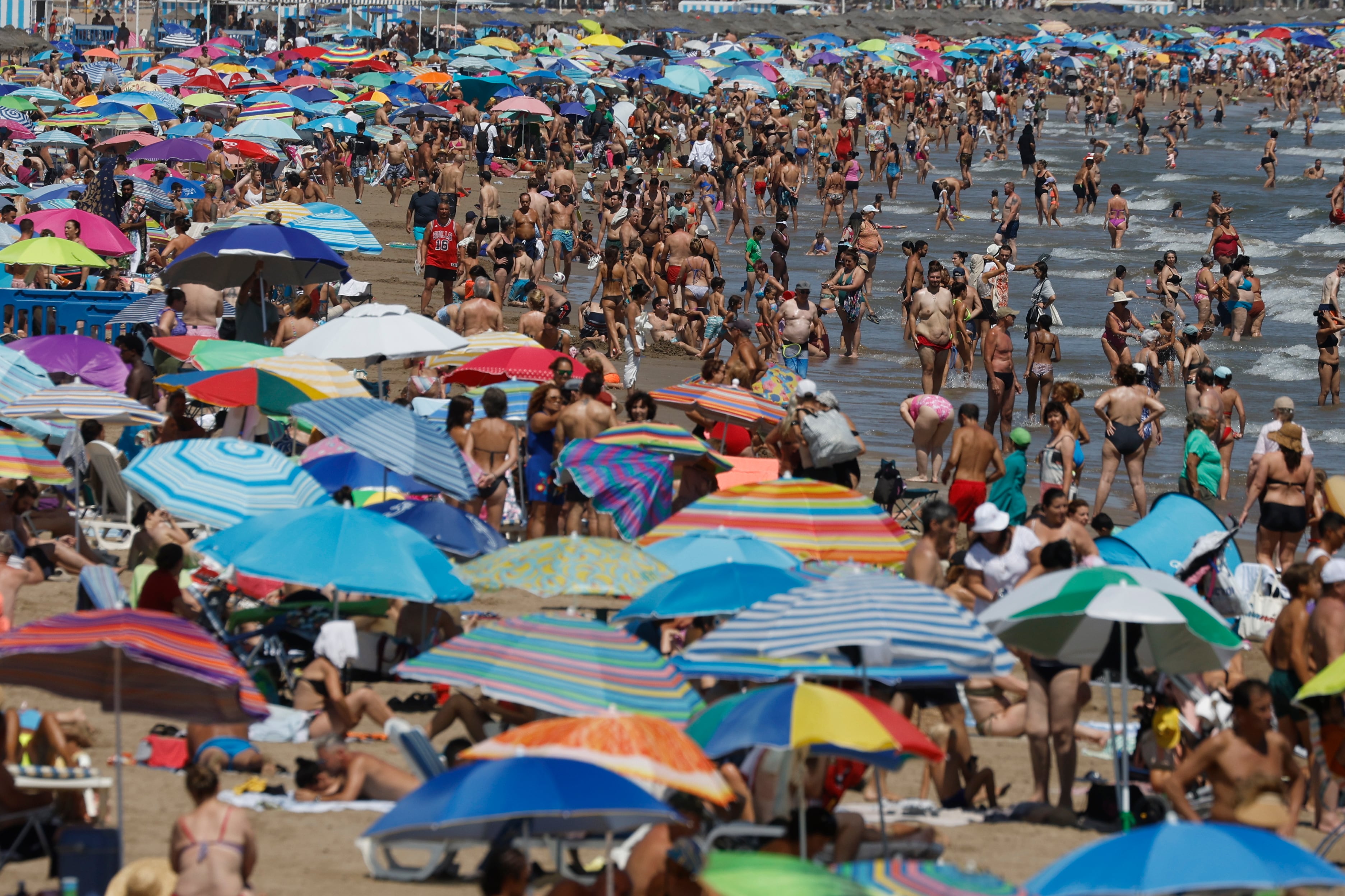 Miles de bañistas disfrutan este domingo de agosto del sol y el mar en la playa de Malvarrosa de Valencia. EFE