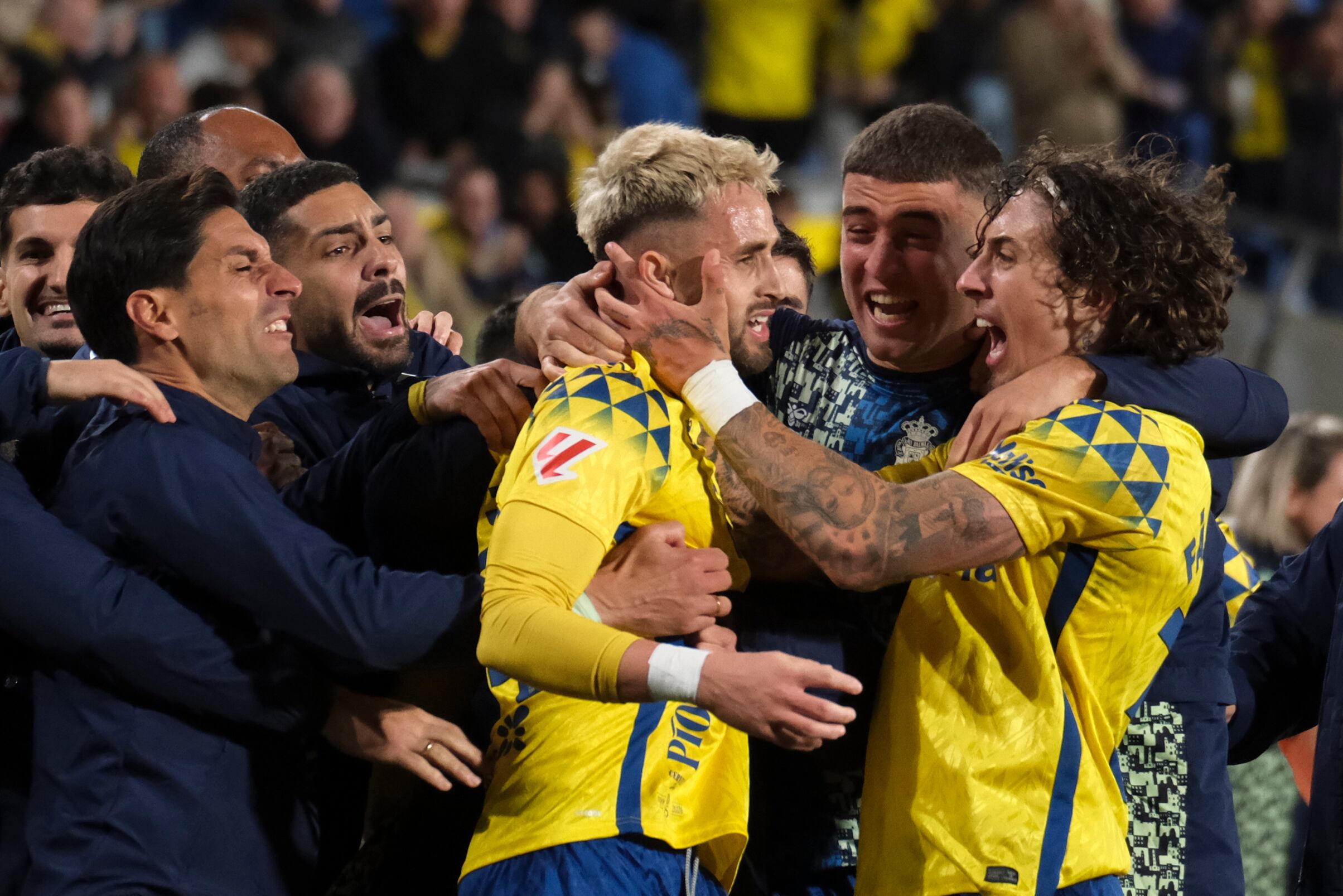 LAS PALMAS DE GRAN CANARIA, 24/01/2025.- El centrocampista de Las Palmas Adnan Januzaj (3d) celebra con sus compañeros su gol, gol del empate ante Osasuna, durante el partido de LaLiga entre la UD Las Palmas y el Osasuna, este viernes en el estadio de Gran Canaria. EFE/ Angel Medina G.
