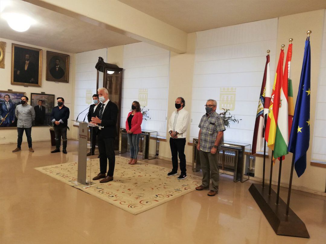 Ayuntamiento y colectivos se unen para pedir "responsabilidad" y no celebrar los suspendidos San Mateos: "No es el momento".